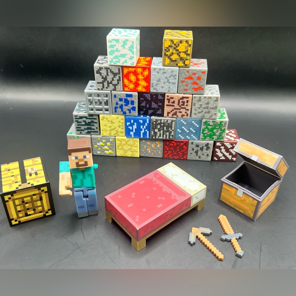 Minecraft- Block Building Set of 24 with Extra pieces- Figure missing arm
